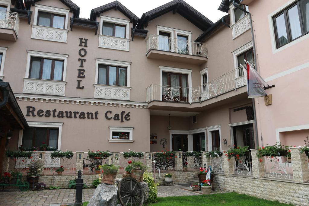 Hotel Slavia Salonta ภายนอก รูปภาพ