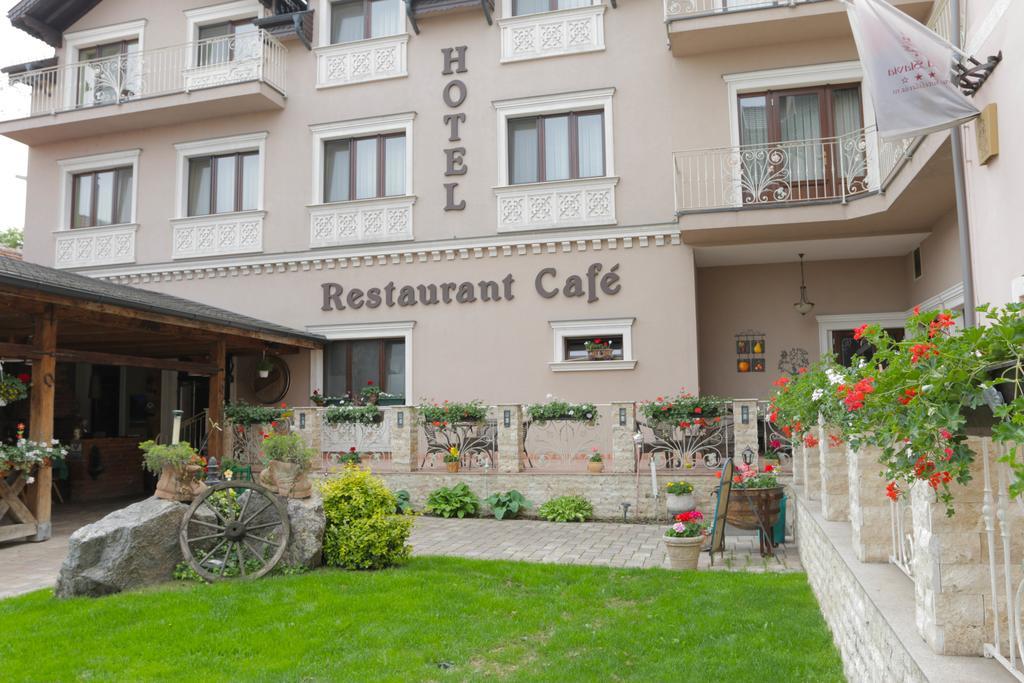 Hotel Slavia Salonta ภายนอก รูปภาพ
