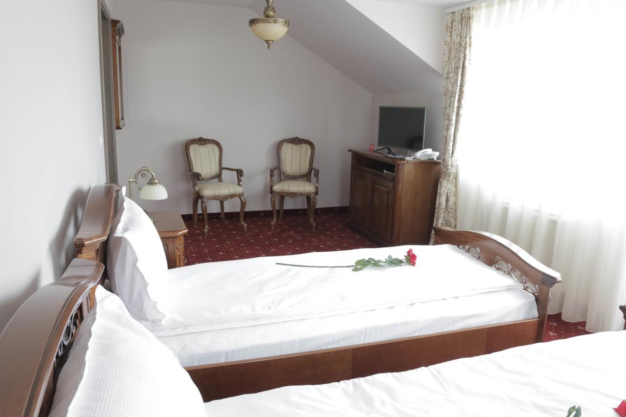 Hotel Slavia Salonta ภายนอก รูปภาพ