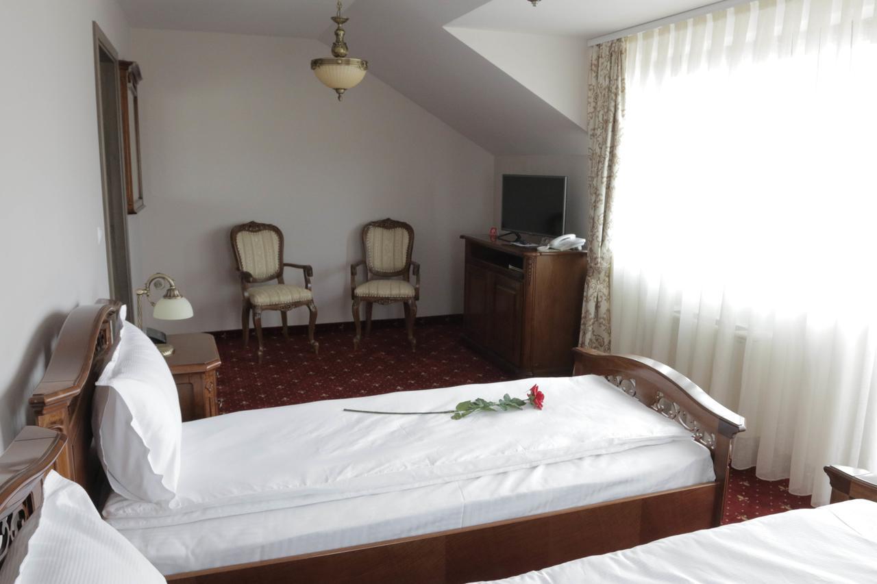 Hotel Slavia Salonta ภายนอก รูปภาพ